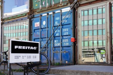 Geri dönüşüm kamyon tarps, Zürih, İsviçre kullanarak çanta satıyor Freitag Dükkanı
