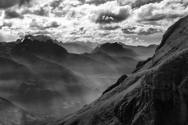 Dramatische weersverandering op de Zwitserse Alpen (B&W versie) — Stockfoto