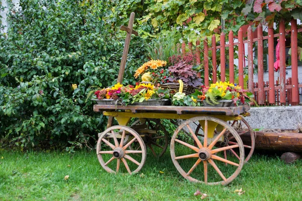 Ancien chariot décoré sur la foire de récolte du village — Photo