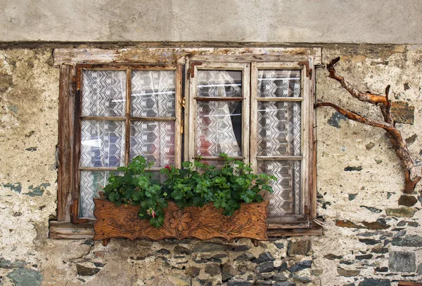 Vieja ventana de una casa de grietas w — Foto de Stock