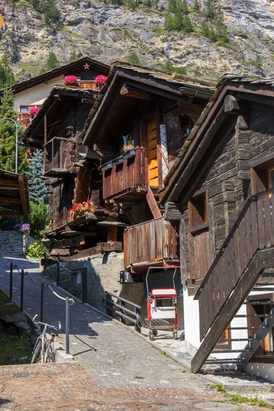 Geleneksel ahşap evler ve kulübeler Zermatt, İsviçre — Stok fotoğraf