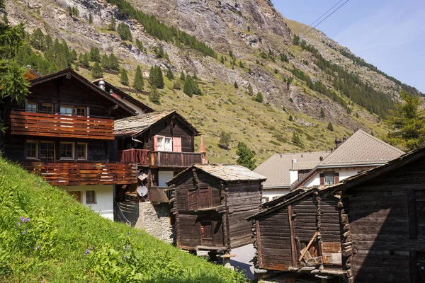 Byn med traditionella trä graneries och hus — Stockfoto