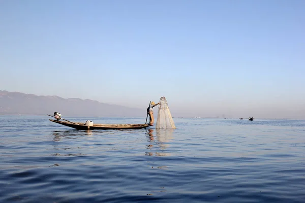 Pescatore con rete da pesca tradizionale — Foto Stock
