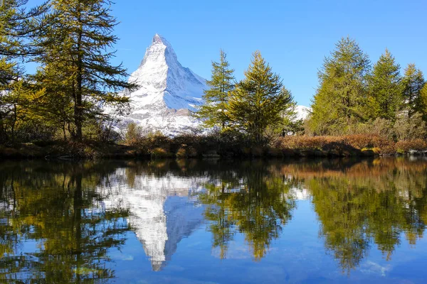 Matterhorn odraz na Grindjisee jezeře, Zermatt, Švýcarsko — Stock fotografie