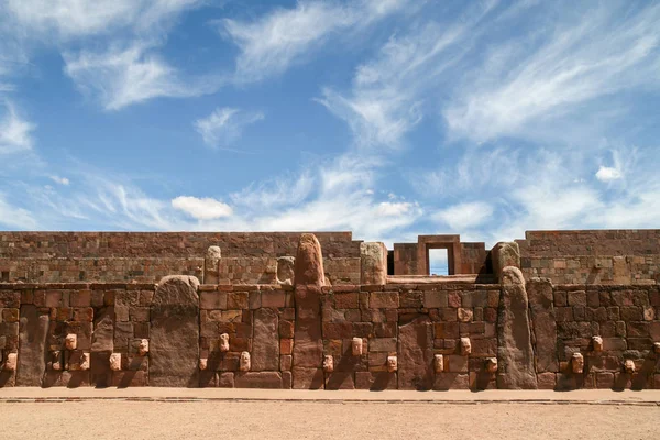 Architektura zeď s kamennými tvářemi Tiwanaku, Bolívie — Stock fotografie