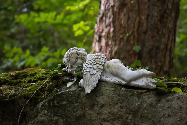 Ein schlafender Engel aus Stein im Wald — Stockfoto