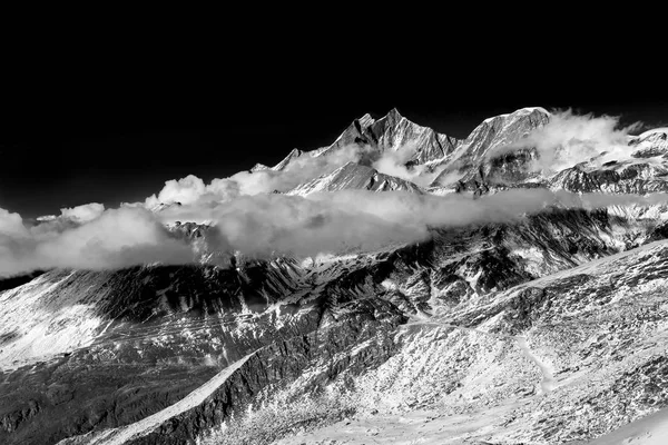 Alpen Snow Mountains met wolken en mist (B&W versie) — Stockfoto