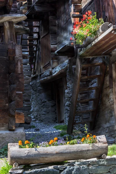 Régi fa faház és istállókat, Zermatt, Svájc — Stock Fotó