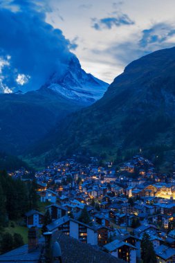 Zermatt Vadisi ve Matterhorn alacakaranlıkta, İsviçre