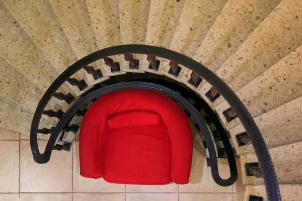 Escalera de caracol con un sofá rojo —  Fotos de Stock