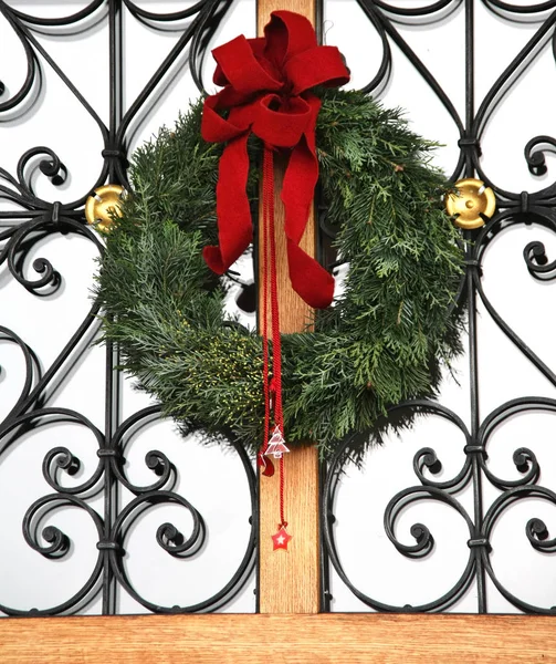 Boże Narodzenie wieniec drzwi z czerwoną wstążką — Zdjęcie stockowe