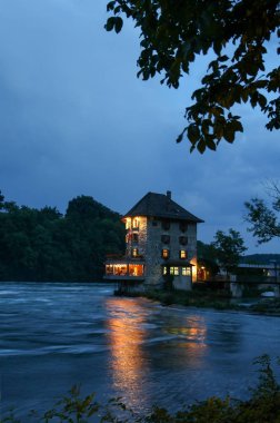 Eski kale Woerth Ren Nehri-yan, Neuhausen, İsviçre 