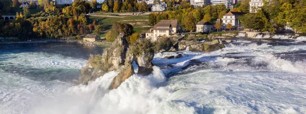 Panorama de las cataratas del Rin con el Rhienfall, Suiza . —  Fotos de Stock