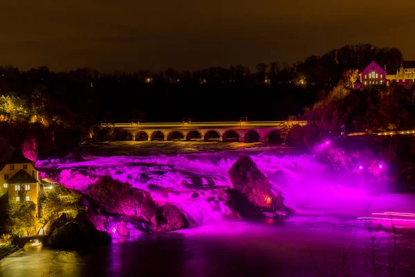 Rheinfall w różowe oświetlenie na miesiąc świadomości raka piersi w październiku — Zdjęcie stockowe