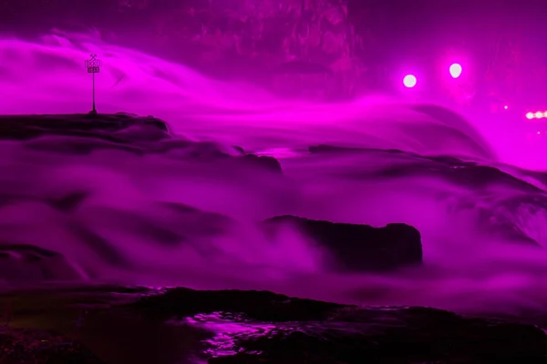 Rin cae en la iluminación rosa para el Mes de Concientización del Cáncer de Mama —  Fotos de Stock