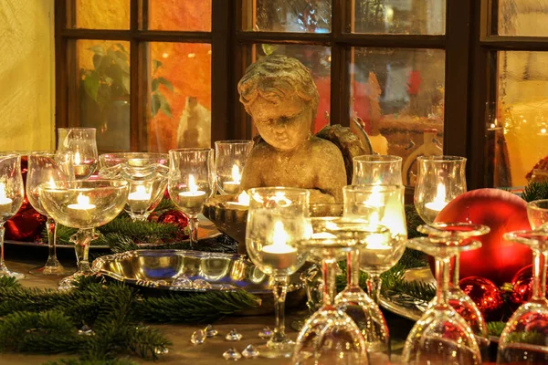 圣诞节装饰用蜡烛灯和石天使 — 图库照片