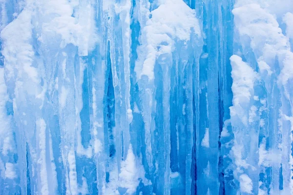 在严冬里悬挂在山上的天然冰柱 — 图库照片