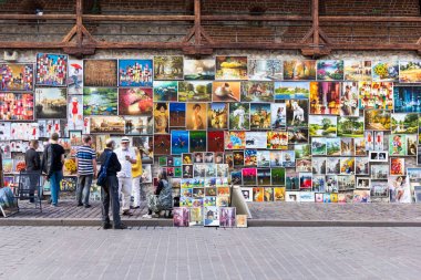 Florians Gate, nerede yerel sanatçılar kendi sanat satmak yakınındaki sokak Sanat Galerisi turistler için mevsim seyahat sırasında çalışır. Bu şehirdeki ilgi ana yerlere biridir.