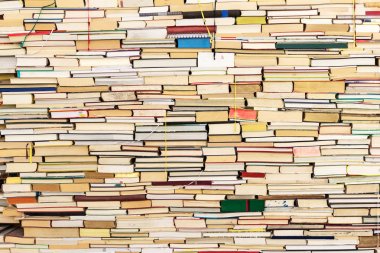 Eski kitaplar tam kare planda yığını