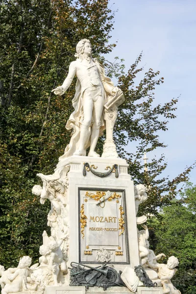 Die Marmorne Statue Des Großen Musikers Wolfgang Amadeus Mozart Burggarten — Stockfoto