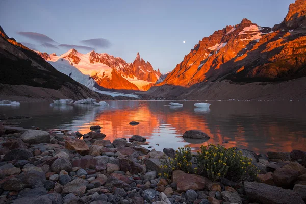 Varázslatos Naplemente Mount Fitz Roy Tükörképe Los Glaciares National Park — Stock Fotó