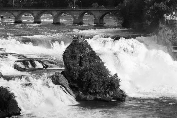 Rheinfallblick Mit Mittelfelsen Und Brücke Über Den Wasserfall Schweiz Rheinfall — Stockfoto