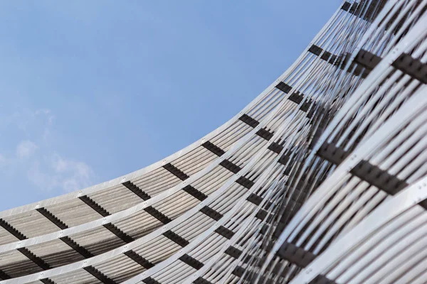ガラスとスチールのモダンな高層ビルのファサードの抽象的な構造の詳細 — ストック写真
