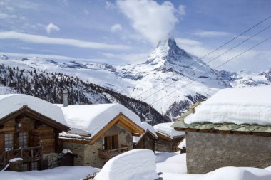 Çatılar altında ünlü Alps Simgesel Yapı Matterhorn, Zermatt, İsviçre köy Eggen kışın kar ile kaplı