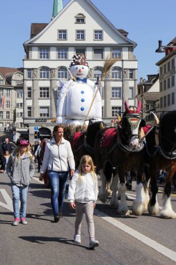 Zürih, İsviçre - 23. Nisan 2017: Sechselauten parade kış sembolize ve geçit töreni sonunda yanmış Boogg figür ile. Sechselauten bir tradtional şehir kış kutlamak için Zürih ' bahar tatil var. Bir parçasıdır