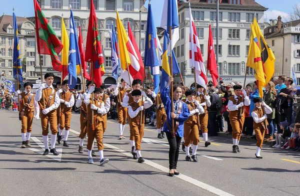 Zürih, İsviçre - 23. Nisan 2017: Sechselauten geçit töreni. Sechselauten bir tradtional şehir kış kutlamak için Zürih ' bahar tatil var. İsviçre'nin her yerinden çeşitli gruplar tarafından katıldı.