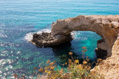 Ayia Napa, Kıbrıs sahilinde sevgi köprüsü adıyla taş kemer.