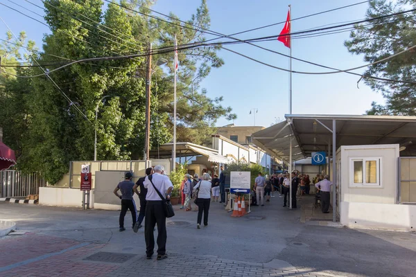 Нікосія Кіпр Листопада 2017 Місцевих Жителів Туристів Проходження Прикордонного Кпп — стокове фото