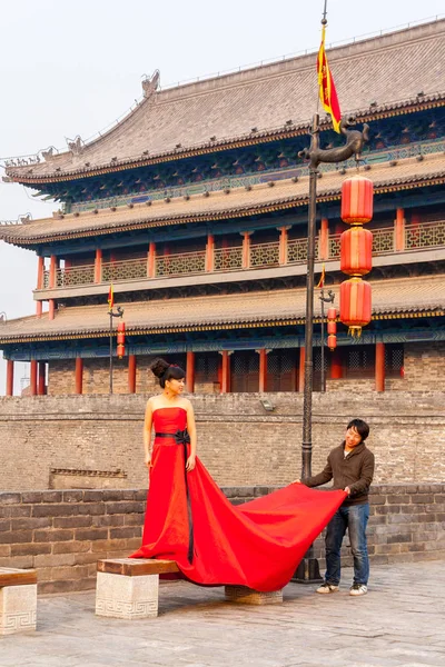 2011年10月29日 中国新婚夫妇在西安古城墙上张贴婚纱照 西安是一座有着两千多年历史的名古城 — 图库照片