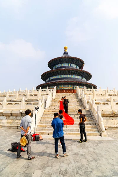 2014年9月19日 中国北京 一对新婚夫妇在中国著名旅游胜地天坛前合影 — 图库照片