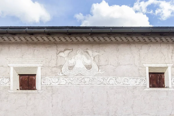 Traditionelle Hausfassade Mit Einer Nixe Figur Sgraffito Technik Berguen Bravuogn — Stockfoto