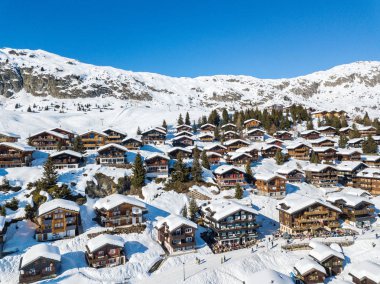 Bettmeralp, İsviçre - 16 Şubat. 2019: İsviçre Alpleri dağ evi Bettmeralp, Canton Vaud 'da. Unesco Heritage Aletch Buzulu yakınlarındaki ünlü kış sporları merkezlerinden biridir..