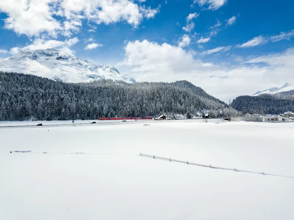 Sneeuwveld Met Bos Spoorlijn Achtergrond Winter — Stockfoto