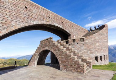 Tamaro, İsviçre - 03 Ekim 218: Santa Maria degli Angeli Kilisesi İsviçre 'nin Canton Ticino kentindeki Mario Botta tarafından Monte Tamaro' da