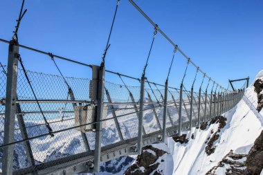 İsviçre 'deki Titlis dağ uçurumunda asılı köprü. Avrupa 'daki en yüksek asma köprü.