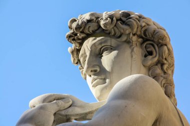 Michelangelo 'nun David heykelinin mavi gökyüzüne karşı kopyası, Floransa, Italya