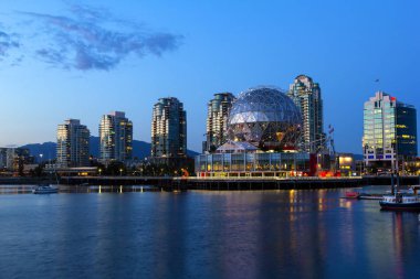 Vancouver 'da Vancouver Bilim Dünyası mavi saatte, British Columbia, Kanada' da. Bu bina 1986 Fuarı için tasarlandı..