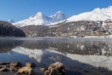 St. Moritz Gölü şehir merkezine bakıyor. İsviçre 'nin Engadin şehrinde ünlü bir İsviçre kayak merkezi.