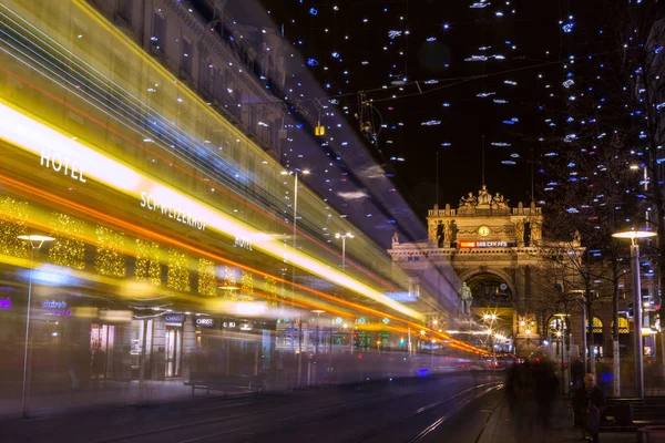 Illuminazione Natalizia Sulla Bahnhofstrasse Con Autobus Passaggio Zurigo — Foto Stock