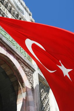 Arkasında cami binası bulunan Türkiye Ulusal Bayrağı