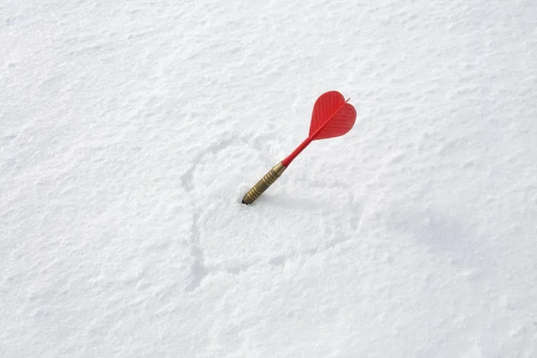 Kalp Şeklindeki Karda Kırmızı Dart — Stok fotoğraf