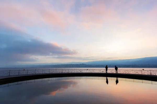 Sunset Lake Side Wooden Walk Circle People Silhouette — Stock Photo, Image