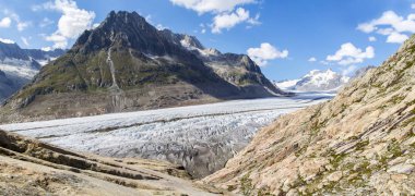 Büyük Aletsch Buzulu Alplerde, İsviçre 'de arka planda Olmenhorn ile. Bu buzul bir unesco mirasıdır (dikişli büyük panorma)