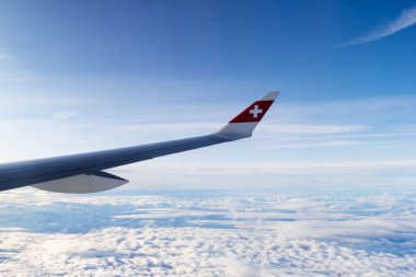 Zürih, İsviçre - 10 Eylül 2019 İsviçre Uluslararası Hava Yolları 'nın kanatları bulutların üzerinde uçuyor. İsviçre Hava Hattı Lufthansa 'nın alt şirketidir..