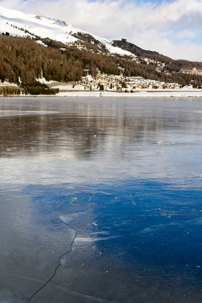 Zugefrorener See Mit Eisbruch Der Oberfläche Mit Stadt Hintergrund Schwerpunkt — Stockfoto