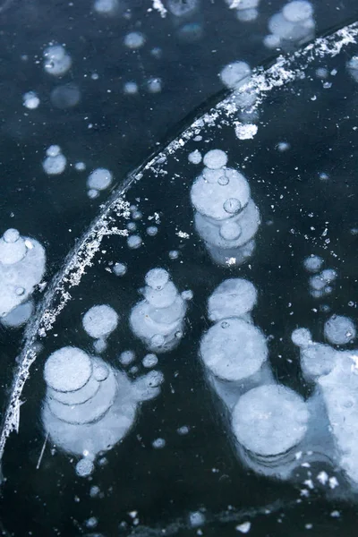 Fångad Metangas Ytan Den Frusna Sjön Från Extrem Låg Temperatur — Stockfoto